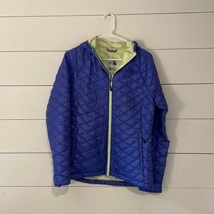 The North Face Thermoball Puff Full Zip Jacket Women’s size M Blue and lime